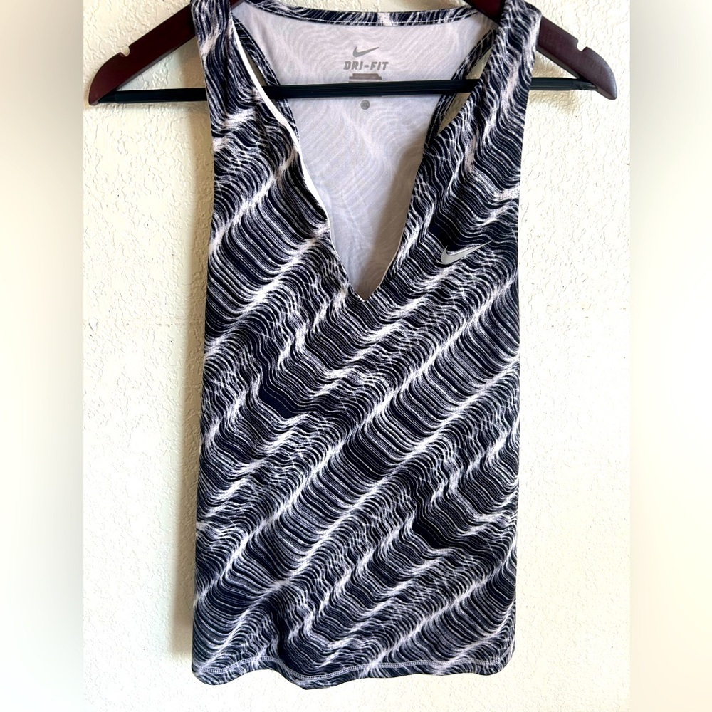 Nike Dri-FIT Women's Athletic Tank Top in Black and White Wave Pattern